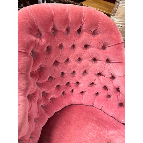 1081 - A LARGE VICTORIAN ROSEWOOD CHAISE LONGUE UPHOLSTERED IN BUTTON BACK RASPBERRY VELVET FABRIC
Purchase... 