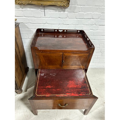 1098 - A GEORGIAN MAHOGANY BEDSIDE TABLE 77cm x 66cm x 48cm