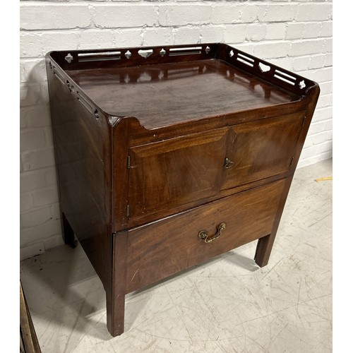 1098 - A GEORGIAN MAHOGANY BEDSIDE TABLE 77cm x 66cm x 48cm