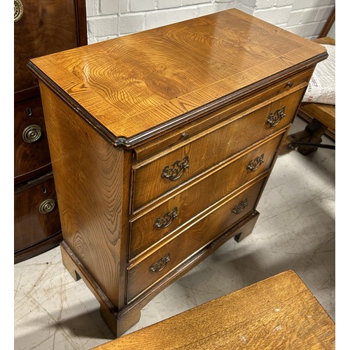 1114 - A SMALL OAK CHEST OF DRAWERS WITH BRUSH AND SLIDE 73cm x 62cm x 31cm