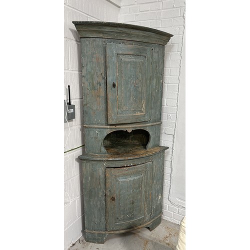 1146 - A PAINTED SWEDISH CORNER CABINET 200 x 90 x 52 cm