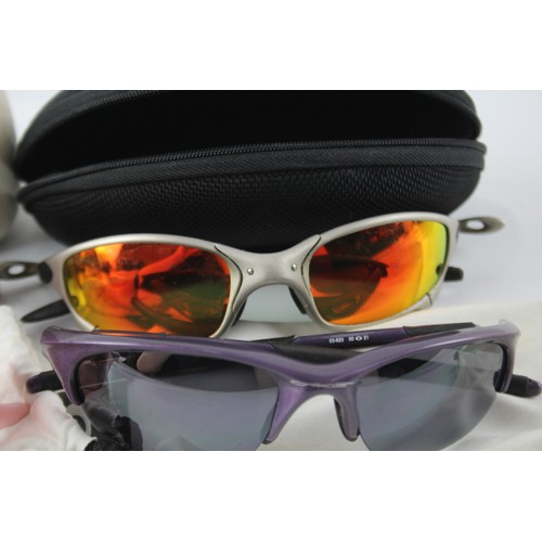 1162 - A COLLECTION OF DESIGNER OAKLEY SUNGLASSES INCLUDING CASES (4)