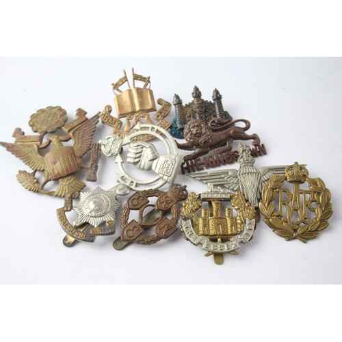 1190 - A COLLECTION OF MILITARY CAP BADGES INCLUDING AMERICAN, PARACHUTE REGT, ESSEX (10)