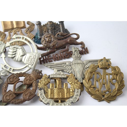 1190 - A COLLECTION OF MILITARY CAP BADGES INCLUDING AMERICAN, PARACHUTE REGT, ESSEX (10)