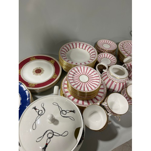 1221 - A LARGE COLLECTION OF THOMAS GOODE PINK STRIPED CHINA, ALONG WITH WEDGWOOD PLATES (QTY)