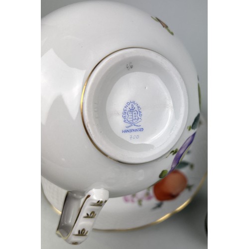 1223 - A COLLECTION OF PORCELAIN TRINKET BOXES TO INCLUE TIFFANY AND CO, LIMOGES ALONG WITH A HEREND CUP AN... 