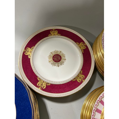 1221 - A LARGE COLLECTION OF THOMAS GOODE PINK STRIPED CHINA, ALONG WITH WEDGWOOD PLATES (QTY)