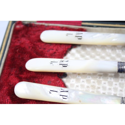 422B - 925 STERLING SILVER AND MOTHER OF PEARL BOXED CUTLERY SET

Weight: 58gms