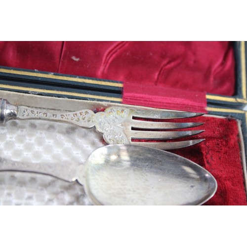 422B - 925 STERLING SILVER AND MOTHER OF PEARL BOXED CUTLERY SET

Weight: 58gms