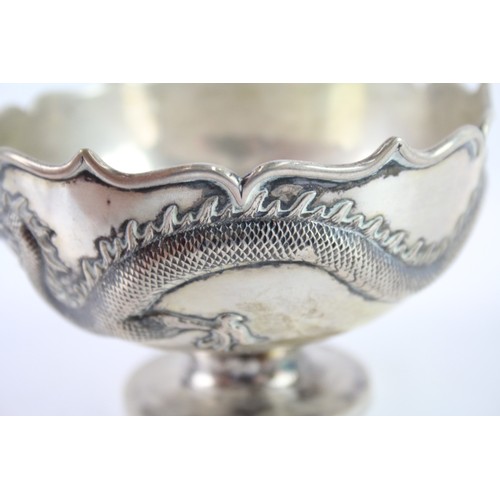 422P - AN ANTIQUE CHINESE SILVER DRAGON BOWL

Weight: 192gms