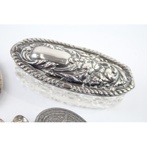 422V - FOUR .925 STERLING SILVER PILL OR TRINKET BOXES AND TRAY INCLUDING GLASS

Weight: 127gms