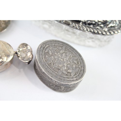 422V - FOUR .925 STERLING SILVER PILL OR TRINKET BOXES AND TRAY INCLUDING GLASS

Weight: 127gms