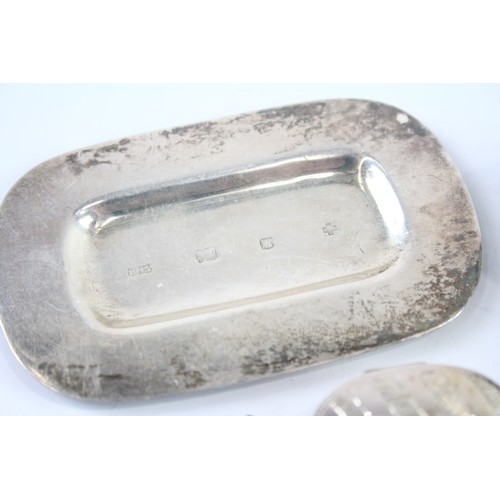 422V - FOUR .925 STERLING SILVER PILL OR TRINKET BOXES AND TRAY INCLUDING GLASS

Weight: 127gms