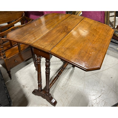 1129C - A MAHOGANY GATE LEG TABLE When open 74cm x 68cm x 62cm