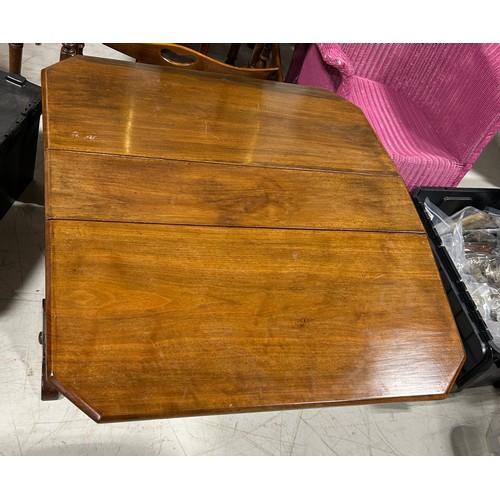 1129C - A MAHOGANY GATE LEG TABLE When open 74cm x 68cm x 62cm