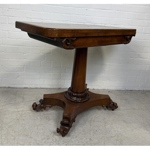 1004 - A WILLIAM IV ROSEWOOD CARD TABLE
90cm x 75cmx 46cm