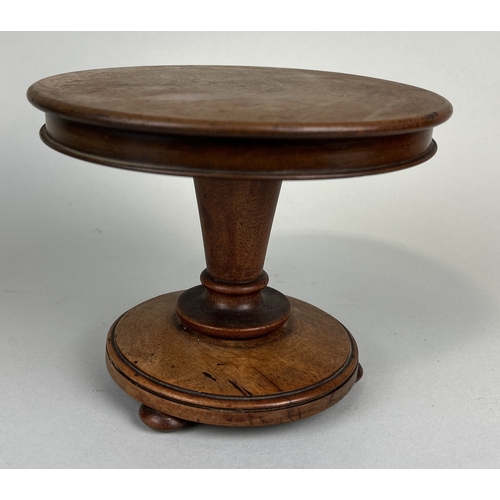 1016 - AN ANTIQUE MINIATURE MAHOGANY APPRENTICE TILT-TOP TABLE
 
40 x 18 cm