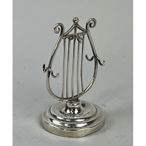 106 - A JEWELLERY TREE IN THE FORM OF A LYRE
8cm H