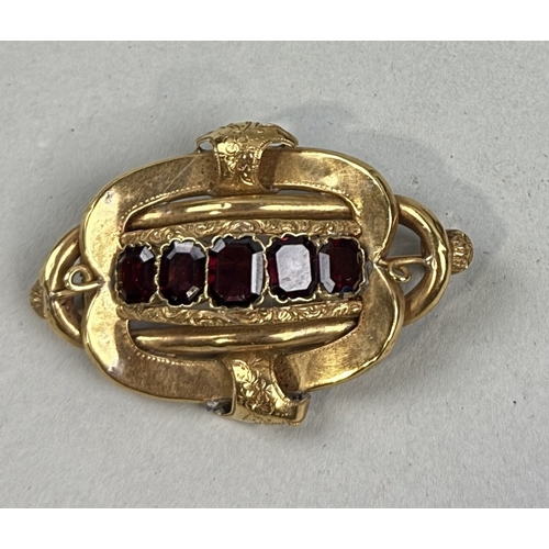 154 - AN ANTIQUE GOLD BROOCH SET WITH FIVE GRADUATED GARNETS
5.5cm L
Weight: 11gms