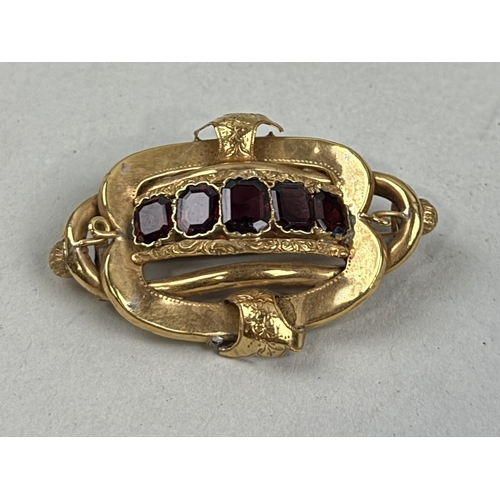 154 - AN ANTIQUE GOLD BROOCH SET WITH FIVE GRADUATED GARNETS
5.5cm L
Weight: 11gms