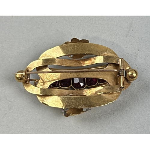 154 - AN ANTIQUE GOLD BROOCH SET WITH FIVE GRADUATED GARNETS
5.5cm L
Weight: 11gms