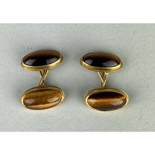 158 - A PAIR OF TIGERS EYE AND GOLD CUFFLINKS
Marked '750'.
Total weight: 13.5gms