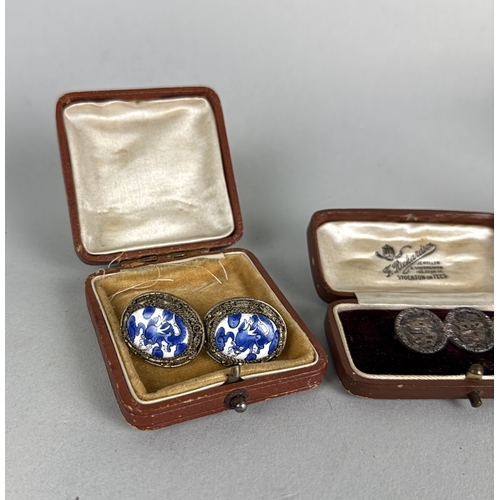 162 - JEWELLERY TO INCLUDE CHINESE PORCELAIN EARRINGS, CURRENCY BROOCH, AN ENGLISH 15CT GOLD BROOCH AND A ... 