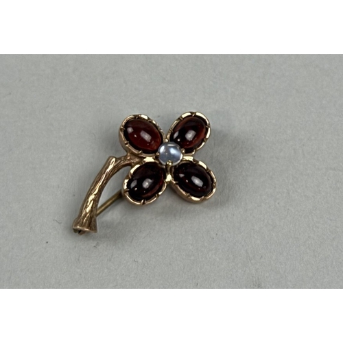 168 - A GOLD FLORAL BROOCH SET WITH RED STONES
Replacement metal pin.
Weight: 3.7gms