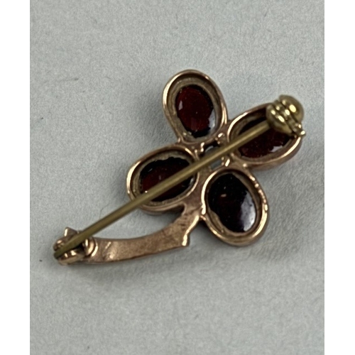 168 - A GOLD FLORAL BROOCH SET WITH RED STONES
Replacement metal pin.
Weight: 3.7gms