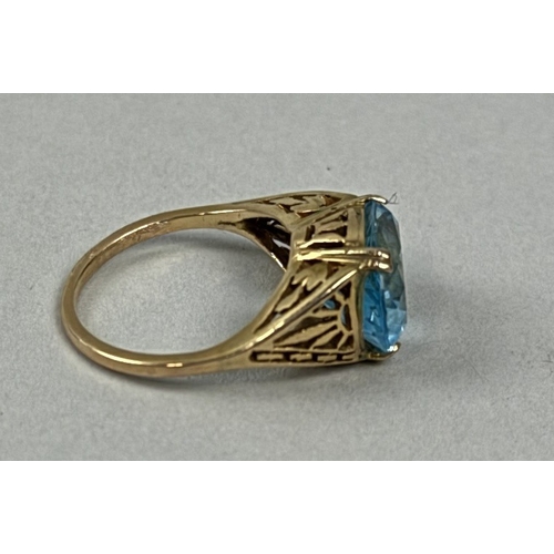 172 - A GOLD RING SET WITH A BLUE STONE
Weight: 4.3gms