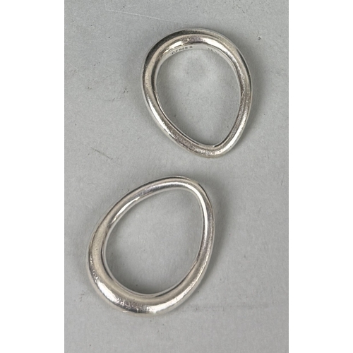 175 - A PAIR OF DANISH STERLING SILVER GEORG JENSEN OFFSPRING RINGS
Ring size: 56-57 mms
Weight: 12gms
Wit... 