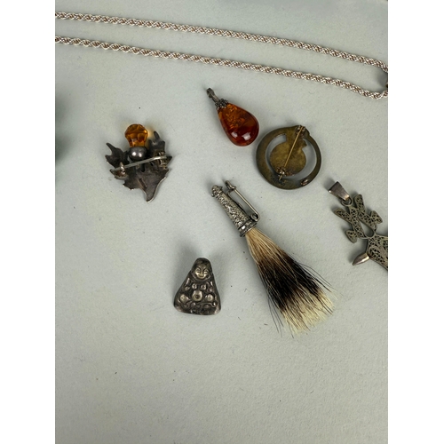 181 - A COLLECTION OF SILVER JEWELLERY TO INCLUDE SCOTTISH, AMBER
 