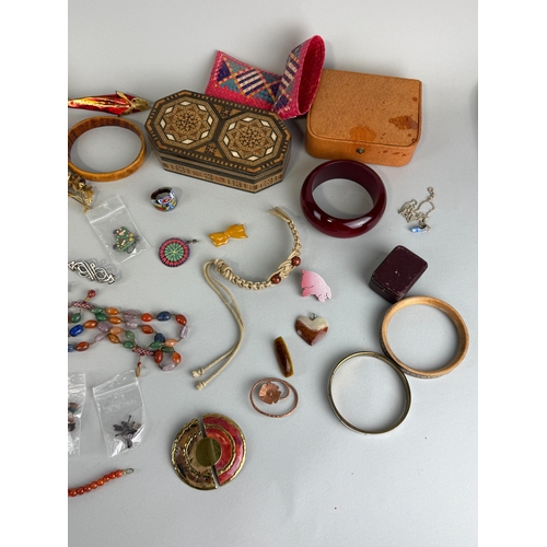 189 - A LARGE COLLECTION OF COSTUME JEWELLERY