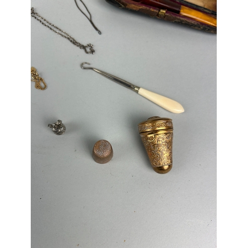 193 - COSTUME JEWELLERY TO INCLUDE AN AMBER PIPE