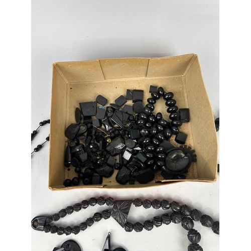 194 - WHITBY JET AND BLACK BEAD JEWELLERY TO INCLUDE LOOSE STONES