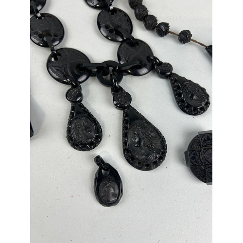 194 - WHITBY JET AND BLACK BEAD JEWELLERY TO INCLUDE LOOSE STONES