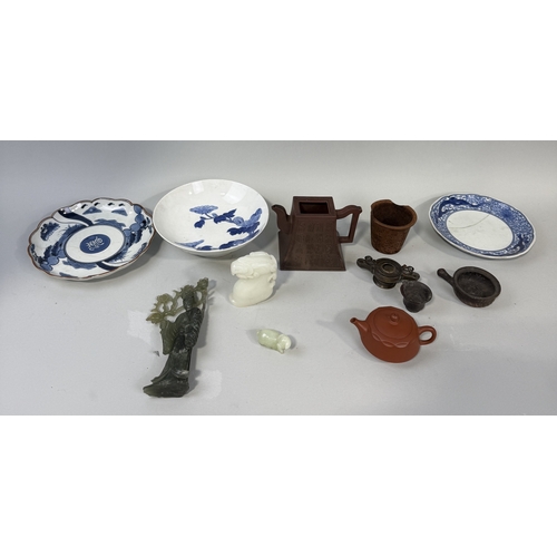 241 - A GROUP OF CHINESE ITEMS INCLUDING JADES