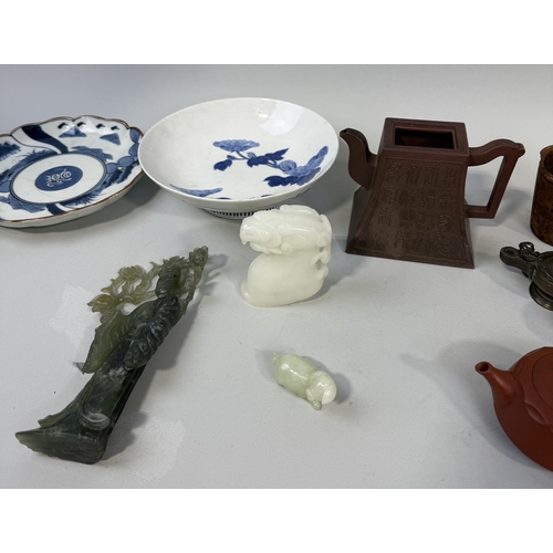 241 - A GROUP OF CHINESE ITEMS INCLUDING JADES