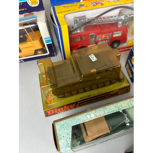 294 - A COLLECTION OF BOXED TOY CARS TO INCLUDE DINKY, CORGI ALONG WITH A BOX OF PLAY WORN CARS (QTY)
Incl... 