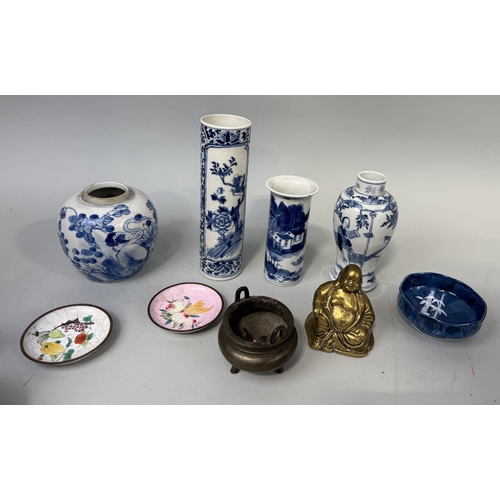 302 - A GROUP OF CHINESE ITEMS TO INCLUDE CERAMICS, BRONZES