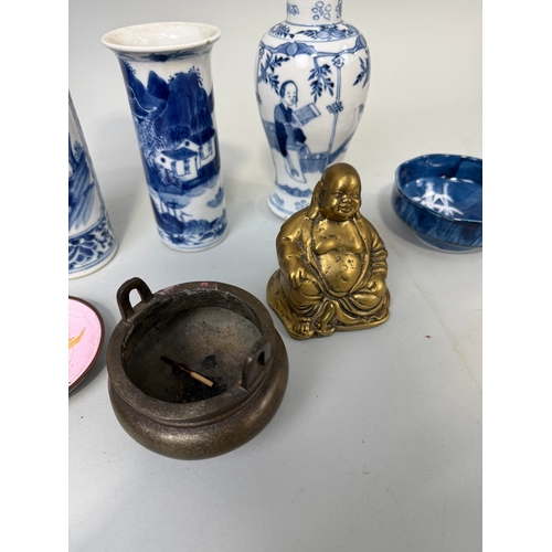 302 - A GROUP OF CHINESE ITEMS TO INCLUDE CERAMICS, BRONZES