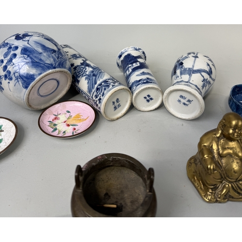 302 - A GROUP OF CHINESE ITEMS TO INCLUDE CERAMICS, BRONZES