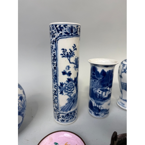 302 - A GROUP OF CHINESE ITEMS TO INCLUDE CERAMICS, BRONZES