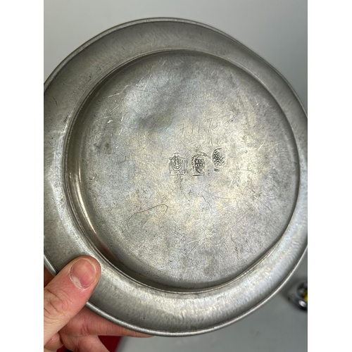 305 - AN 18TH CENTURY PEWTER ALMS DISH
20 cm D