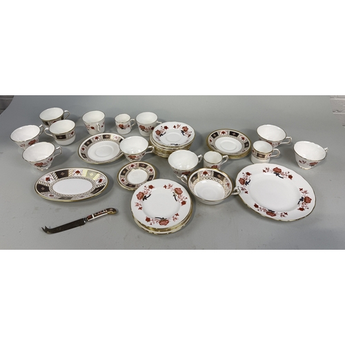 325 - ROYAL CROWN DERBY: PART TEA/COFFEE SERVICE, BALI PATTERN AND DERBY BORDERS PATTERN APPROXIMATELY 34 ... 