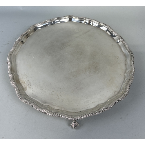 57 - A SILVER PIE CRUST SALVER BY GOLDSMITHS AND SILVERSMITHS
Raised on claw and ball feet.
Weight: 1265g... 