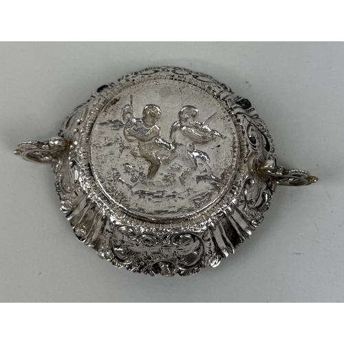 83 - AN AUGSBURG SILVER BRANDY BOWL POSSIBLY LATE 17TH CENTURY
Weight: 75gms
13.5cm L... 