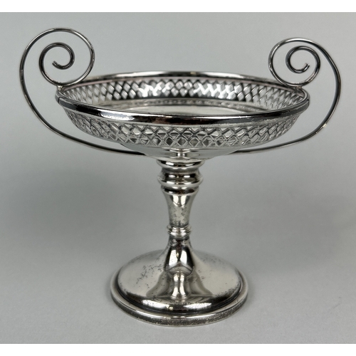 94 - A SILVER TAZZA BY WALKER AND HALL
Weight: 123gms
12cm H