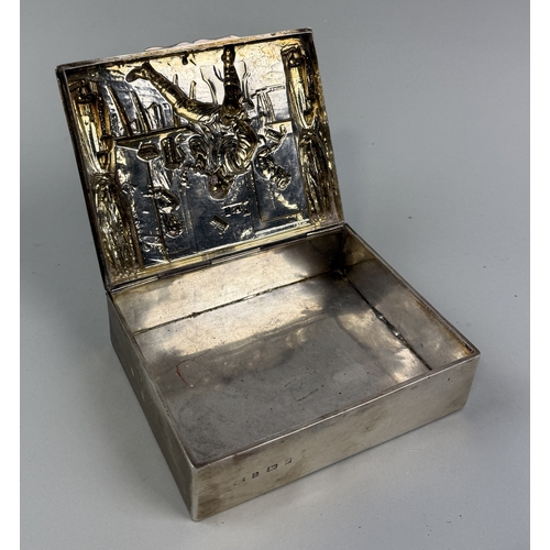 85 - A NOVELTY SILVER BOX WITH REPOUSSE SCENE OF A MAN SMOKING A PIPE
 
13 x 10 cm
Weight 248 gms... 