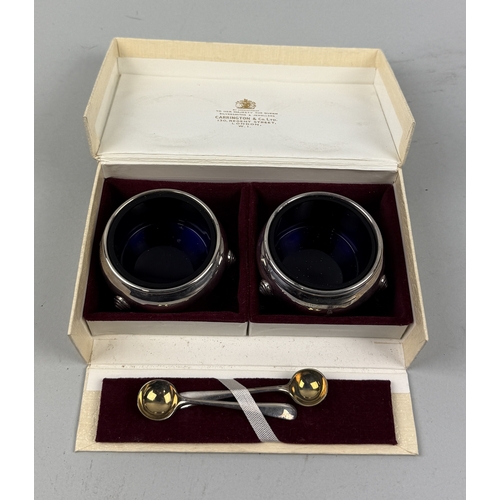 91 - A PAIR OF SILVER SALTS BY CARRINGTON AND CO
In original case with spoons.
Total silver weight: 116gm... 